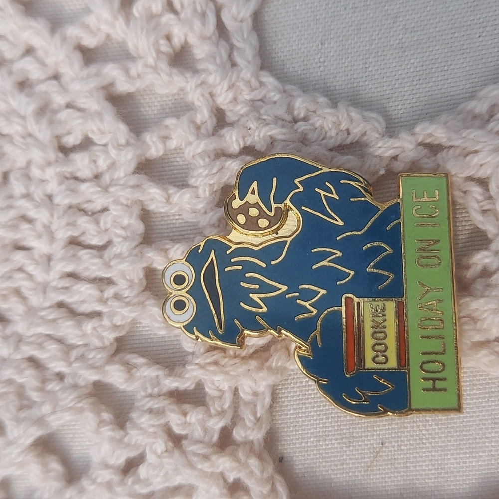 Vintage Enamel 1970's Cookie Monster Pin #72 - Picture 1 of 2